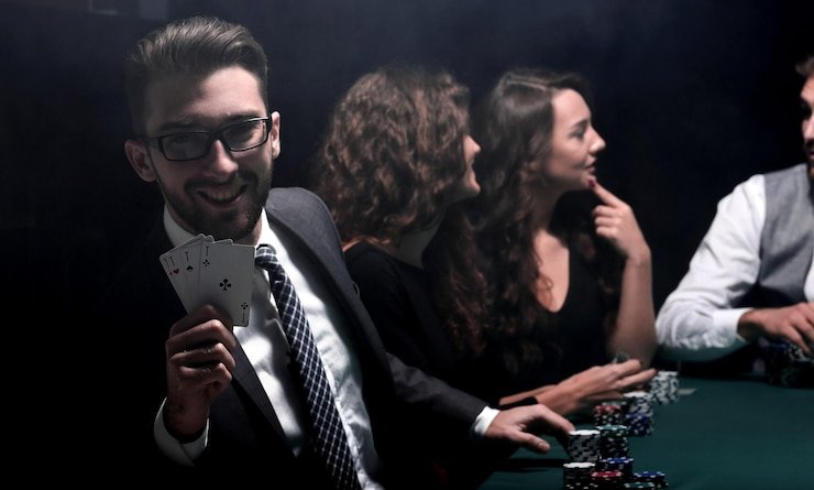 Sesi live casino dengan dealer ramah dan pemain berinteraksi melalui perangkat seluler